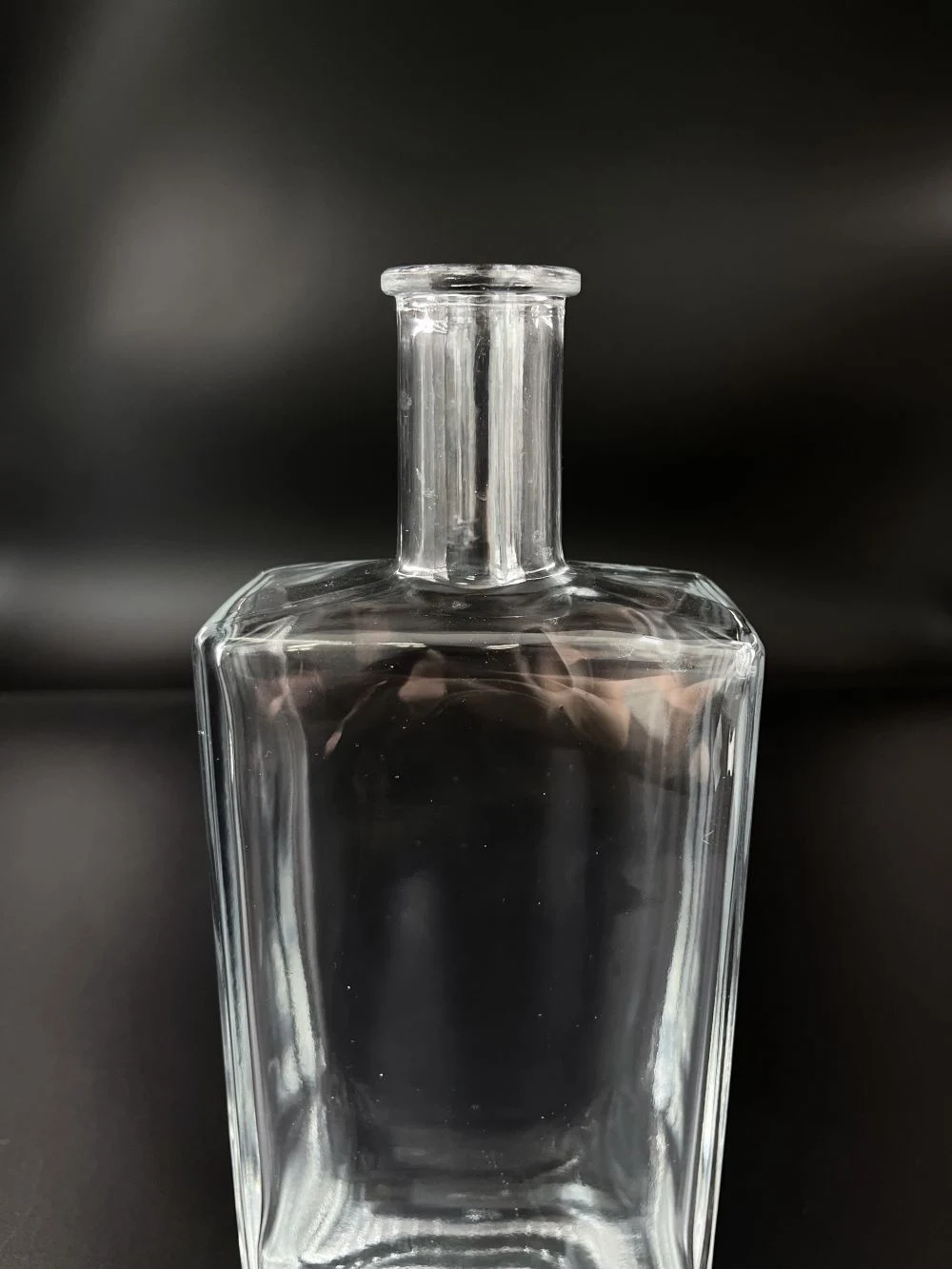 Hot Sale Square Crystal Glass Bottle for Liquor/Spirit/Vodka/Whisky/Wine with Cap